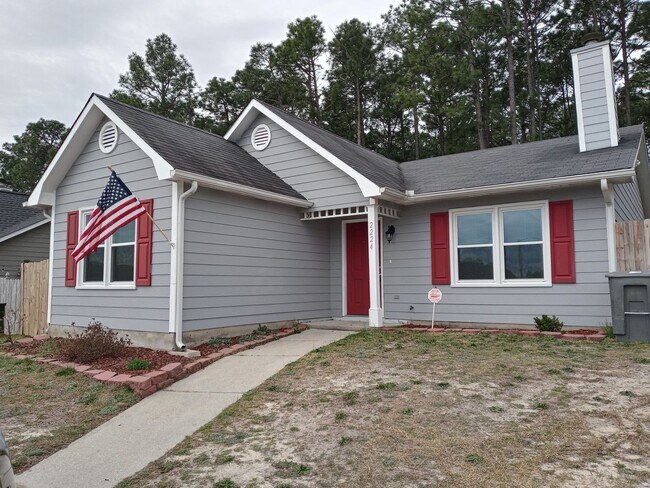 Building Photo - REDUCED - 3 bd/ 2 ba located MINUTES from Fort Bragg! Quiet Neighborhood!
