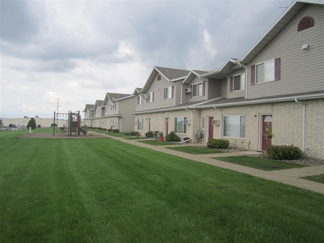 Building Photo - Royal Oaks Townhomes