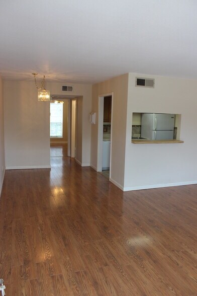 Building Photo - 8401 N New Braunfels Ave