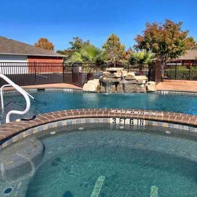 Building Photo - 2 Bed | 2 Bath 1,100 Sq. Ft. Two Car Garag...