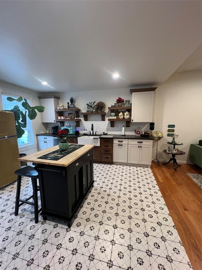 Building Photo - 103 Filors Ln