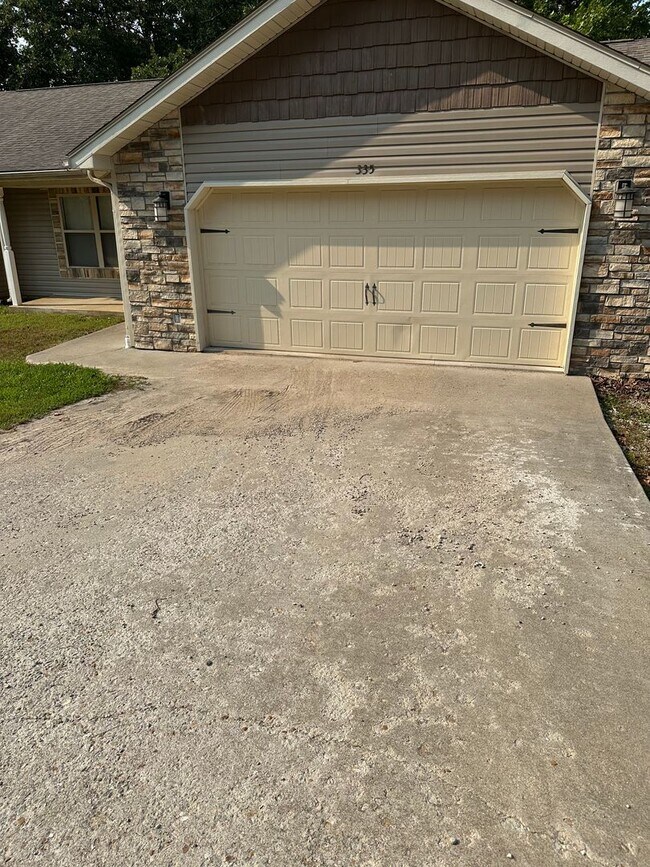 Building Photo - 335 Lyle Curtis Cir