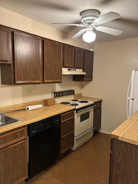 Building Photo - 27619 Evergreen Run