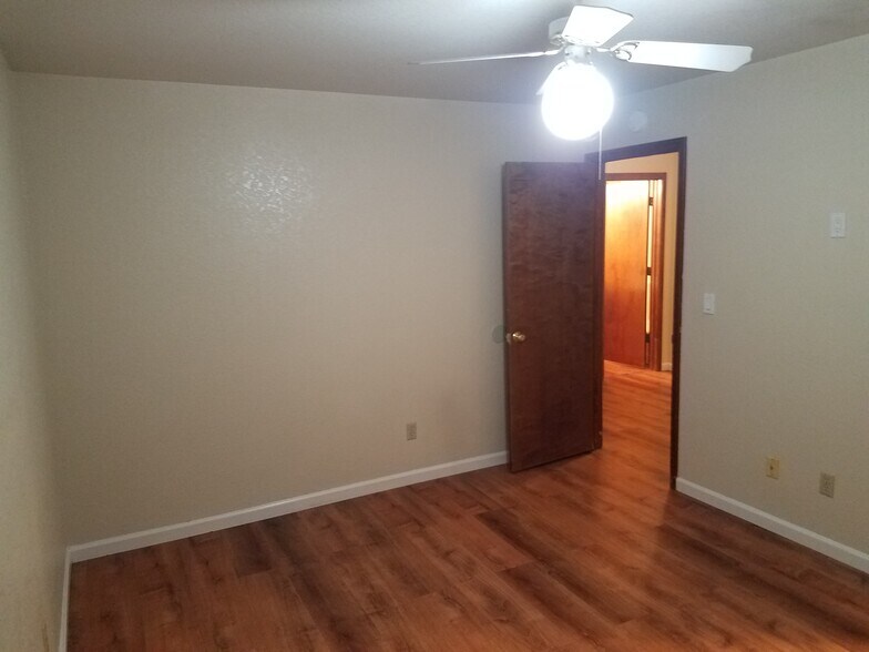 Smaller bedroom entrance door - 118 W Beverly Pl