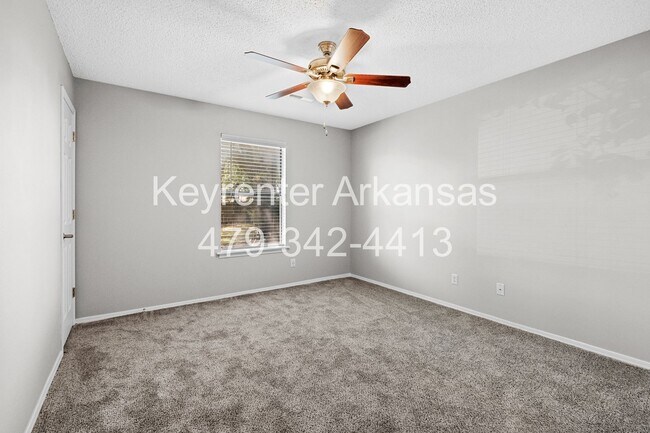 Building Photo - Newly Renovated Duplex in West Fayetteville!