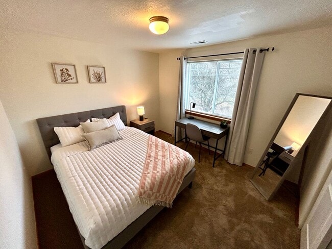 Building Photo - Charming 4 Bed/2.5 Bath Retreat!