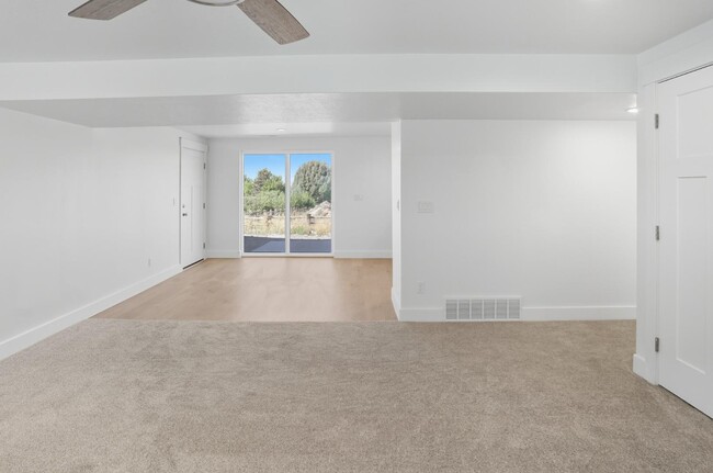 Building Photo - 225 265