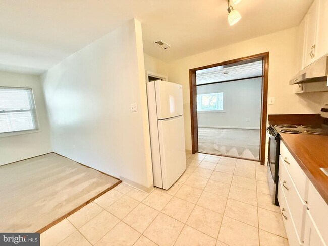 Building Photo - 6219 Yellowstone Dr
