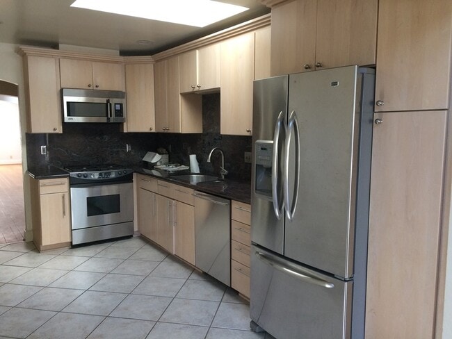 Building Photo - 2831 Marina Dr