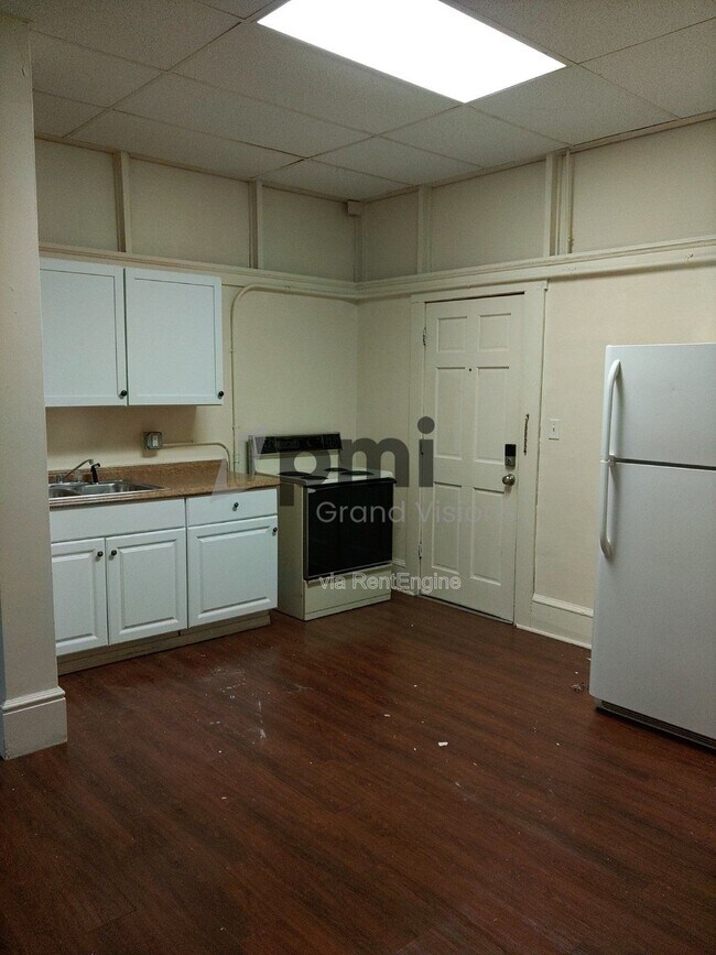 Building Photo - 601 Monroe Ave