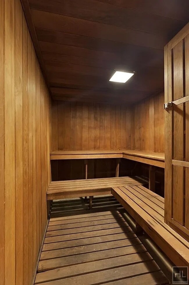 Building Photo - Spacious 3-Bedroom, 2-Bath Apartment on We...