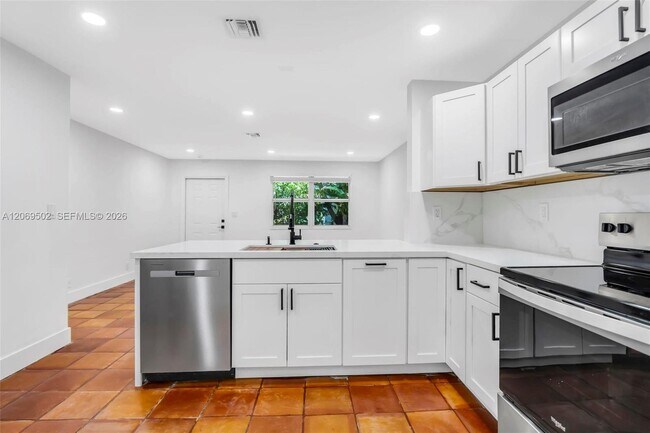 Building Photo - 850 SW 12th Ct