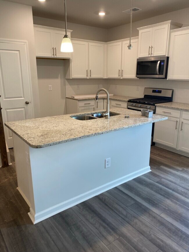 Building Photo - 588 Glen Clova Dr