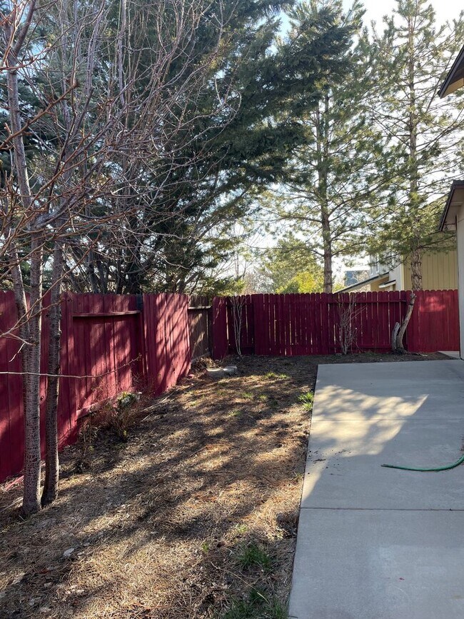 Building Photo - Large Home off Mcarran