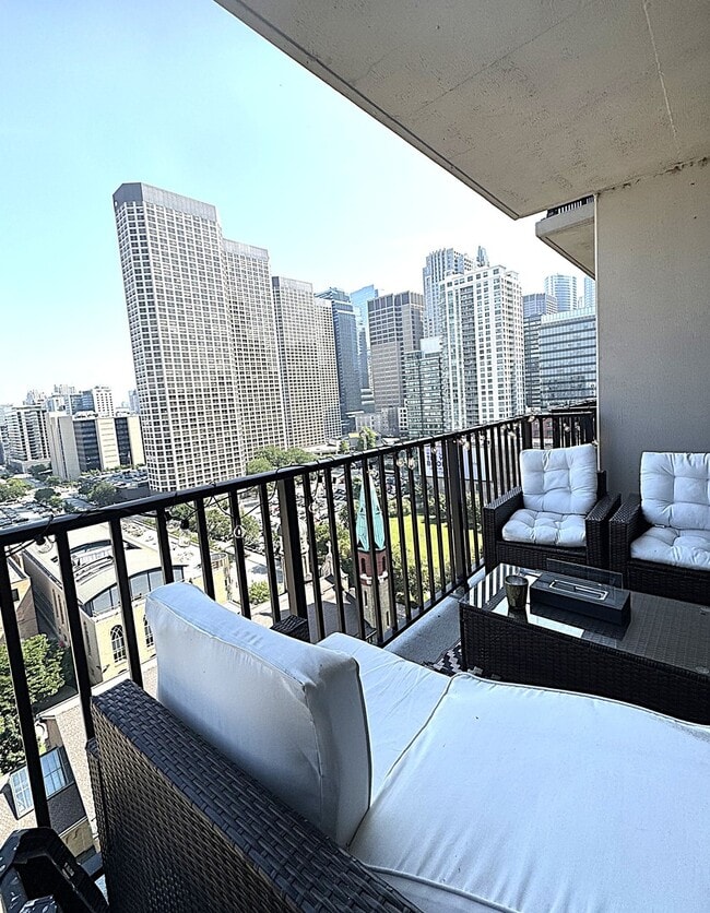 Building Photo - 210 S Desplaines St