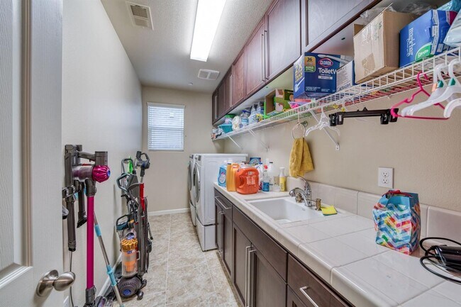 Building Photo - Beautiful 5 bedroom / 4 bath near Clovis East