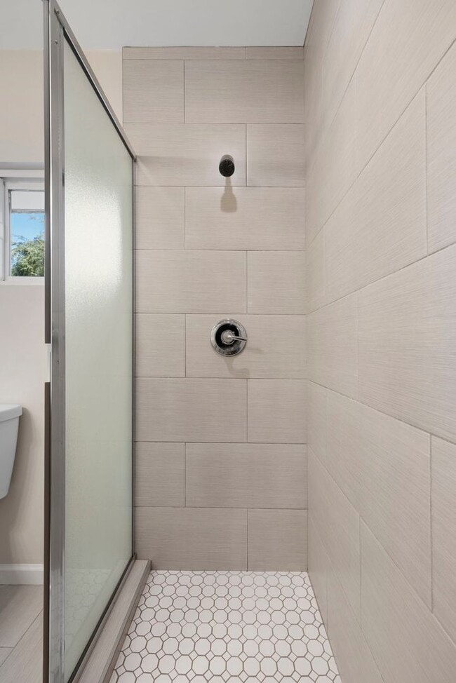 Building Photo - Spacious Menlo Park Retreat with 6 Bedroom...