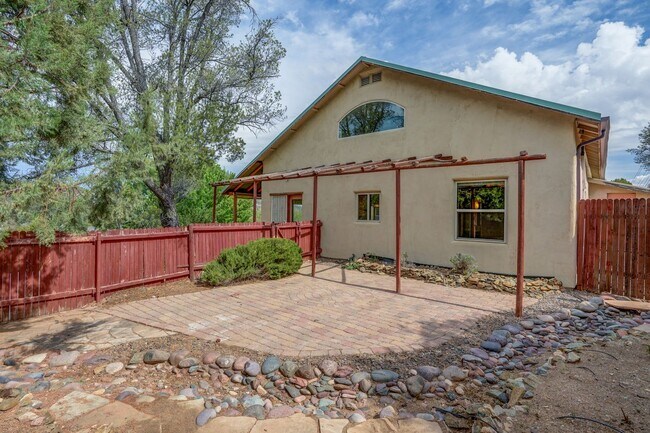 Building Photo - 2 Bedroom plus Office in Main House & Stud...