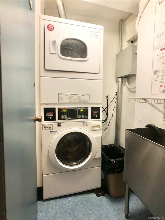 Building Photo - 10 Lake St