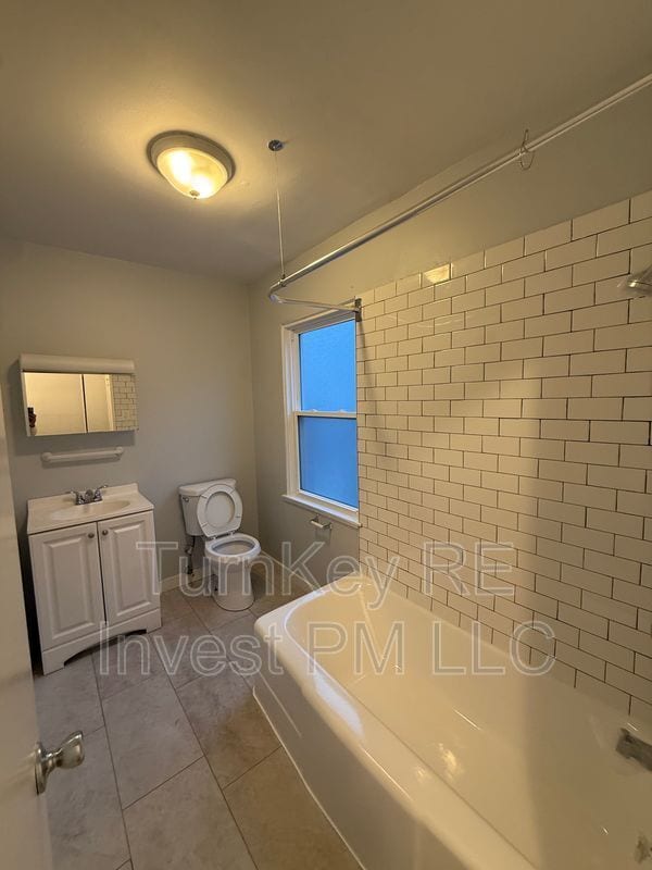 Building Photo - 1505 N Maywood Dr