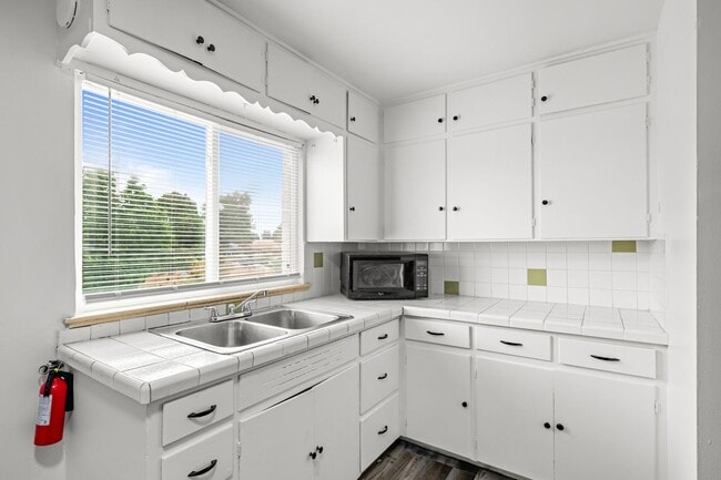 Building Photo - Come check out this beautiful apartment cl...