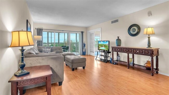 Building Photo - 3150 N Palm Aire Dr