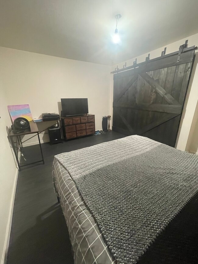 Building Photo - 1044 E Michelle St