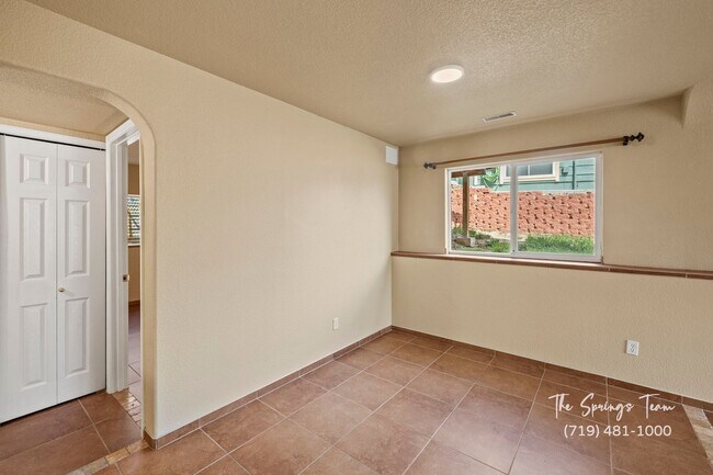 Building Photo - Spacious & Unique 3BD/2BA Townhome w/ Gara...