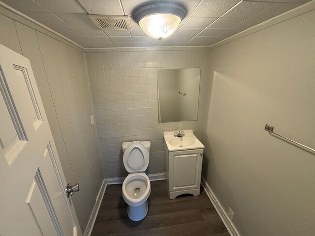 Building Photo - Charming & Updated Two-Story 2 Bedroom / 1...