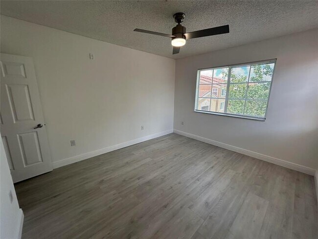 Building Photo - 8020 N Nob Hill Rd