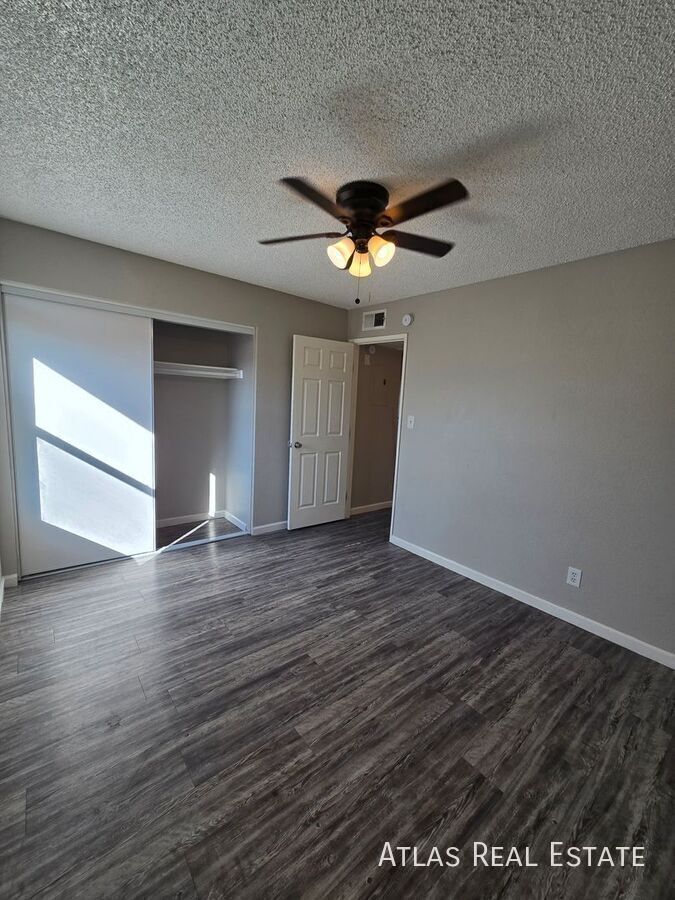 Building Photo - 465 W Ivyglen St