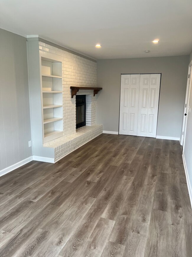 Building Photo - Spacious and recently renovated 4 bedroom