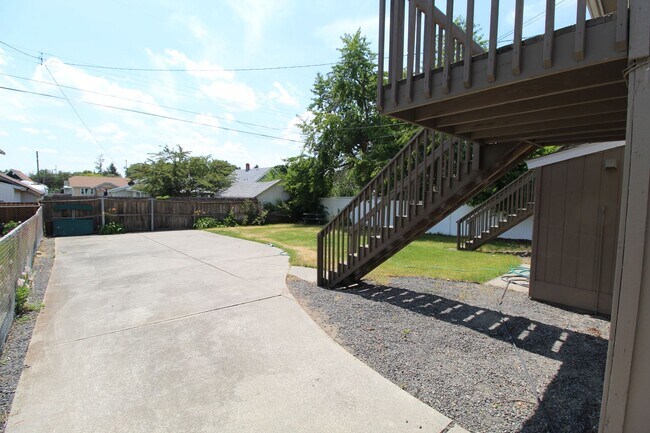 Building Photo - 828 E Gordon Ave