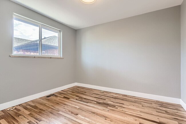 Building Photo - 4 Bed, 2 Bath Duplex in East Colfax – Brig...