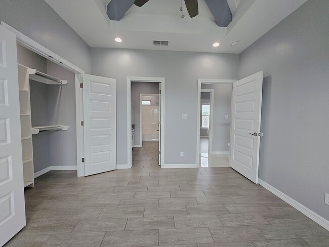 Building Photo - Beautiful Modern 4 Bed/3 Bath/2 Gar Centra...