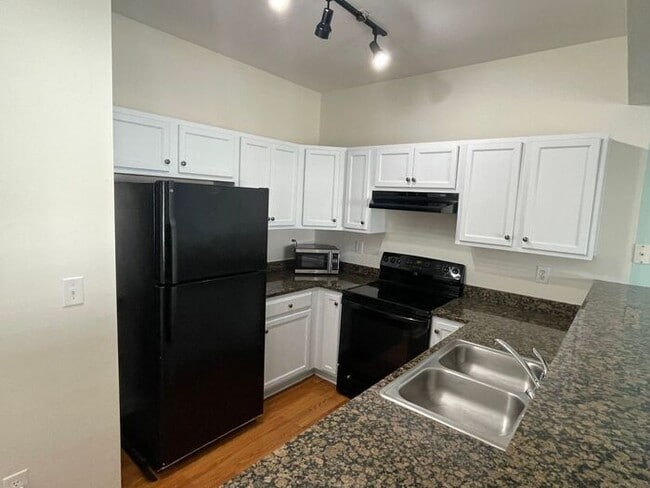 Building Photo - 2BR Townhome w/ Deeded Parking, In-Unit W/D, Patio in Optimist Park