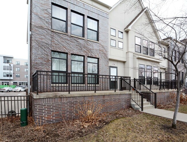 Building Photo - 2-Bed, 3-Bath Townhouse in a Great Location!