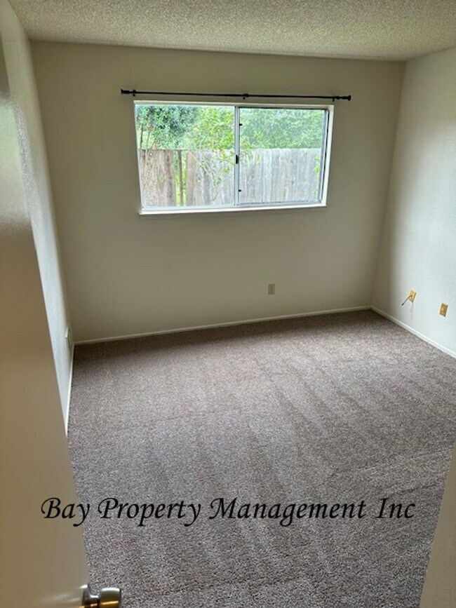 Building Photo - Updated 3-Bedroom Home with Large Backyard – Pets Welcome!