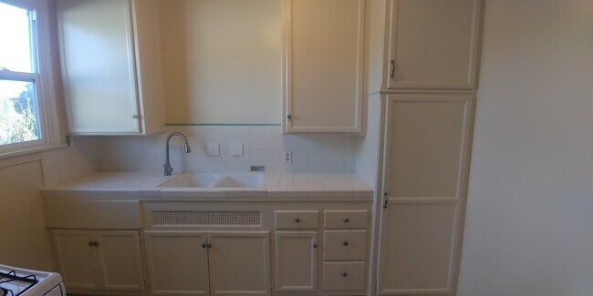 Kitchen - 418 E Freeland St