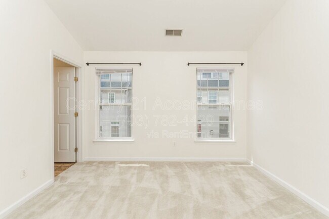 Building Photo - 1030 Harrison Cir