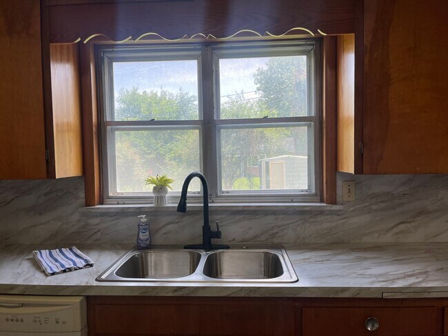 Building Photo - Midtown bungalow, beautiful hard wood floors, lots of natural light.