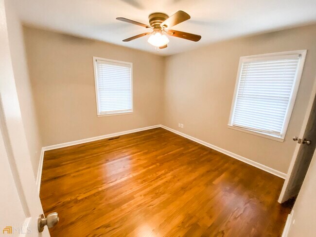 Building Photo - 381 W Candler St