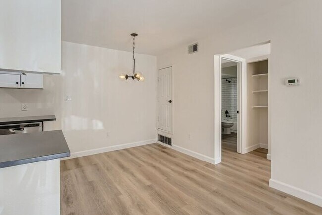 Building Photo - Updated 1BR in Prime DTC Location