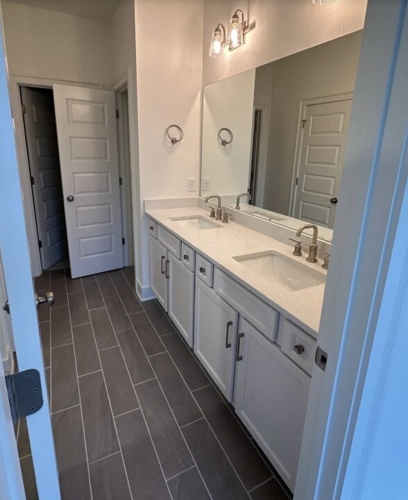 Building Photo - 5049 Greentree Dr