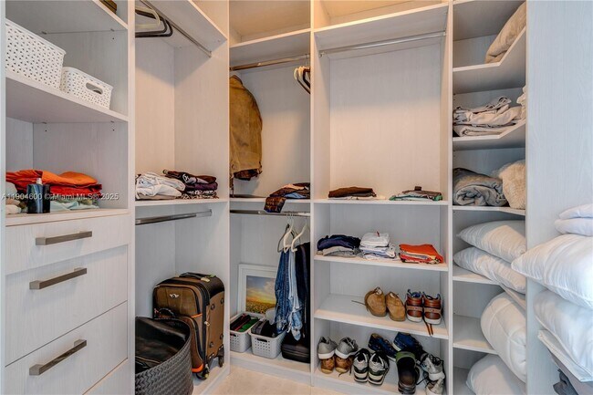 Building Photo - 18555 Collins Ave