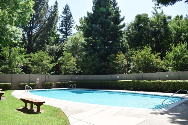 Building Photo - Nice condo unit with a community pool, cen...