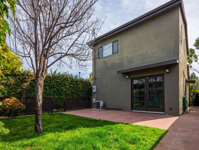 Building Photo - Private 3+2 Single Family Home on the Marina Del Rey/Mar Vista Border!!!