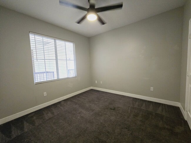 Building Photo - GUARD GATED CONDO W/ GARAGE