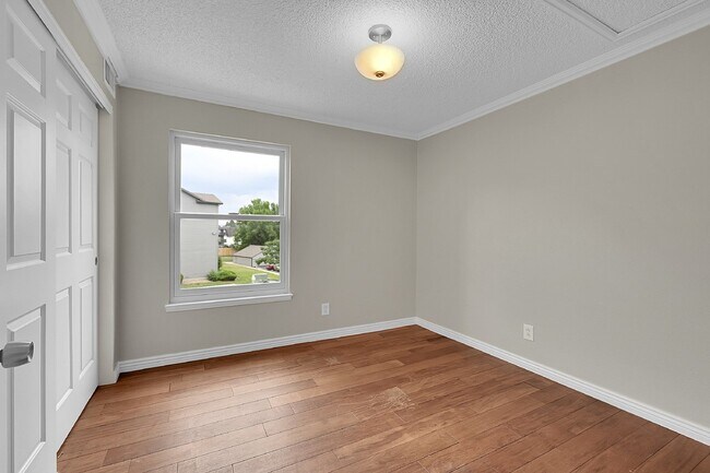 Building Photo - $1,750 - 2-Bed /1 bath Condo with Cozy Fir...
