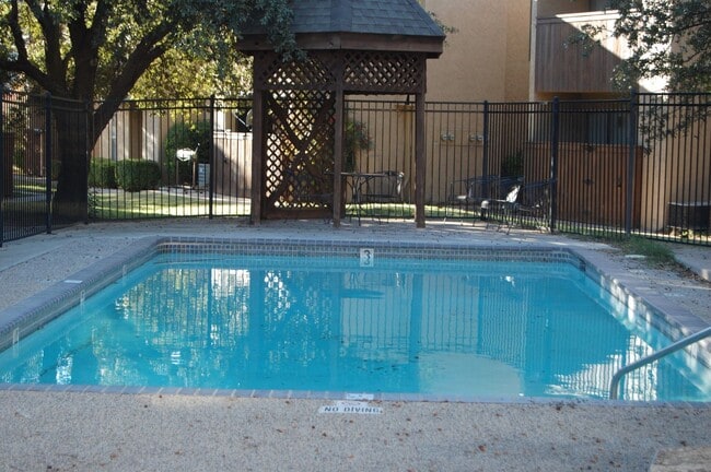 Building Photo - 1 Bedroom, 1 Bath with Carport - Raintree Manor Condo